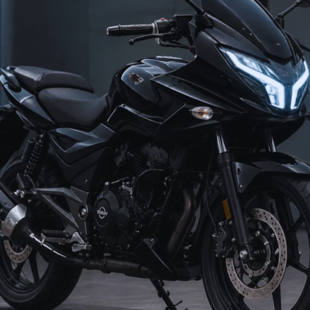 New LED लाइट के साथ लॉन्च हुई 2026 Bajaj Pulsar 220F, फीचर्स देख फैंस हुए दीवाने, कीमत बस इतनी!