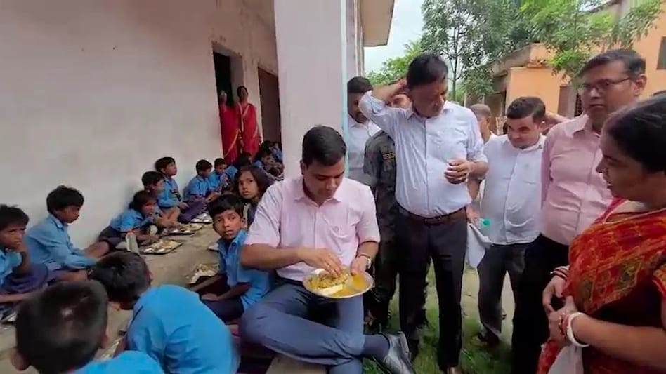 Katihar DM Ashutosh Dwivedi News: बच्चों के साथ जमीन पर बैठकर खाना खाने वाले डीएम की पूरी कहानी 39