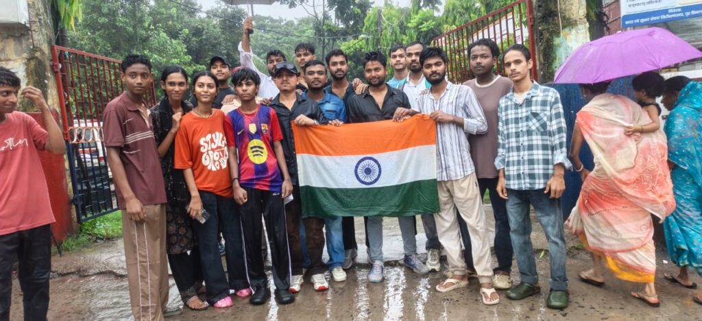 20 July Katihar ka Protest me Barish ke karan hua deetak कटिहार में बारिश ने बिगाड़ा प्रदर्शन का माहौल, प्रदर्शनकारियों की बढ़ी मुश्किलें
